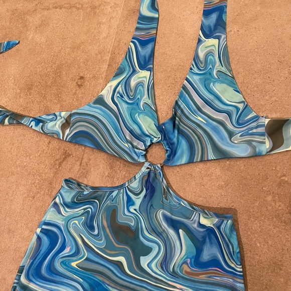 Halter dress - Picture 2 of 2